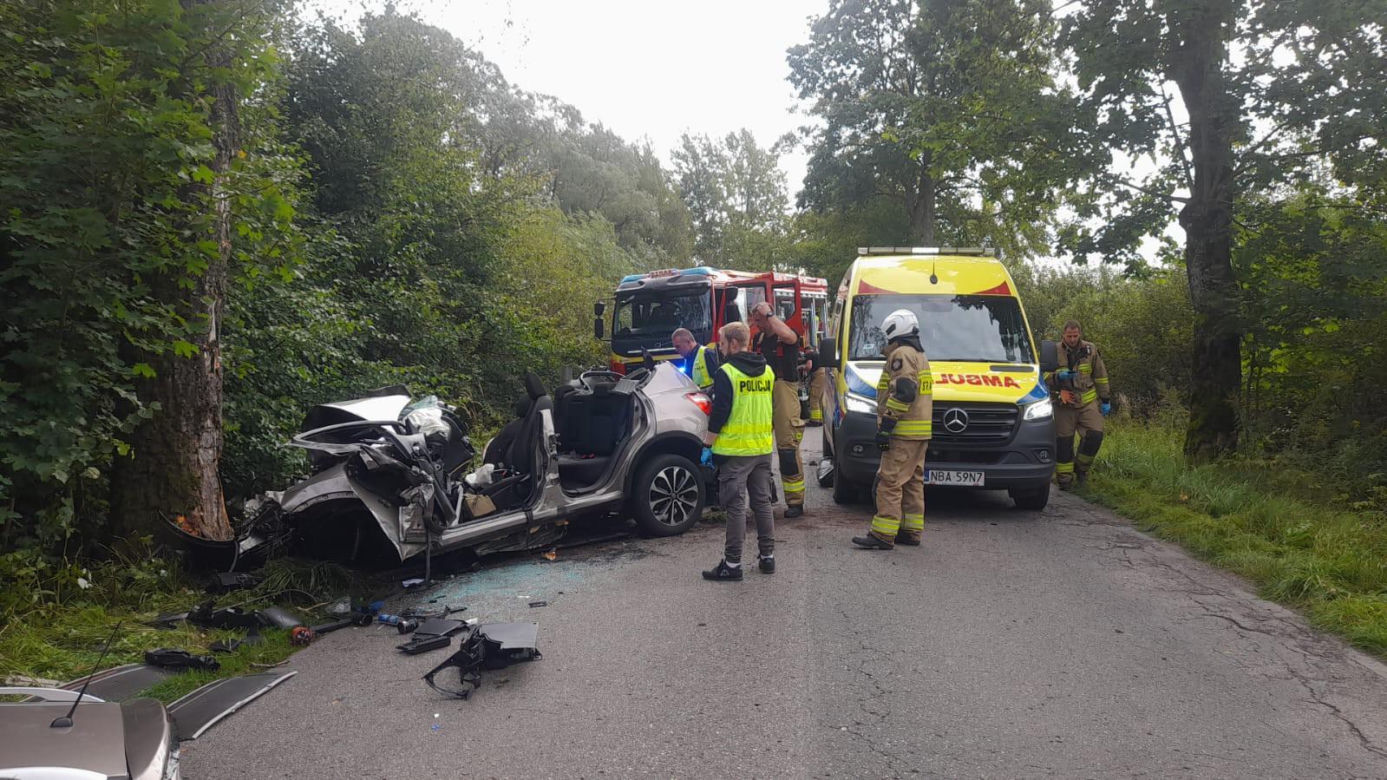Samochód z czteroosobową rodziną uderzył w drzewo. Tragiczny wypadek na trasie Górowo Iławeckie – Kamińsk