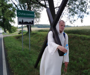 Młody mężczyzna szedł z krzyżem na ramieniu przez Ostaszewo