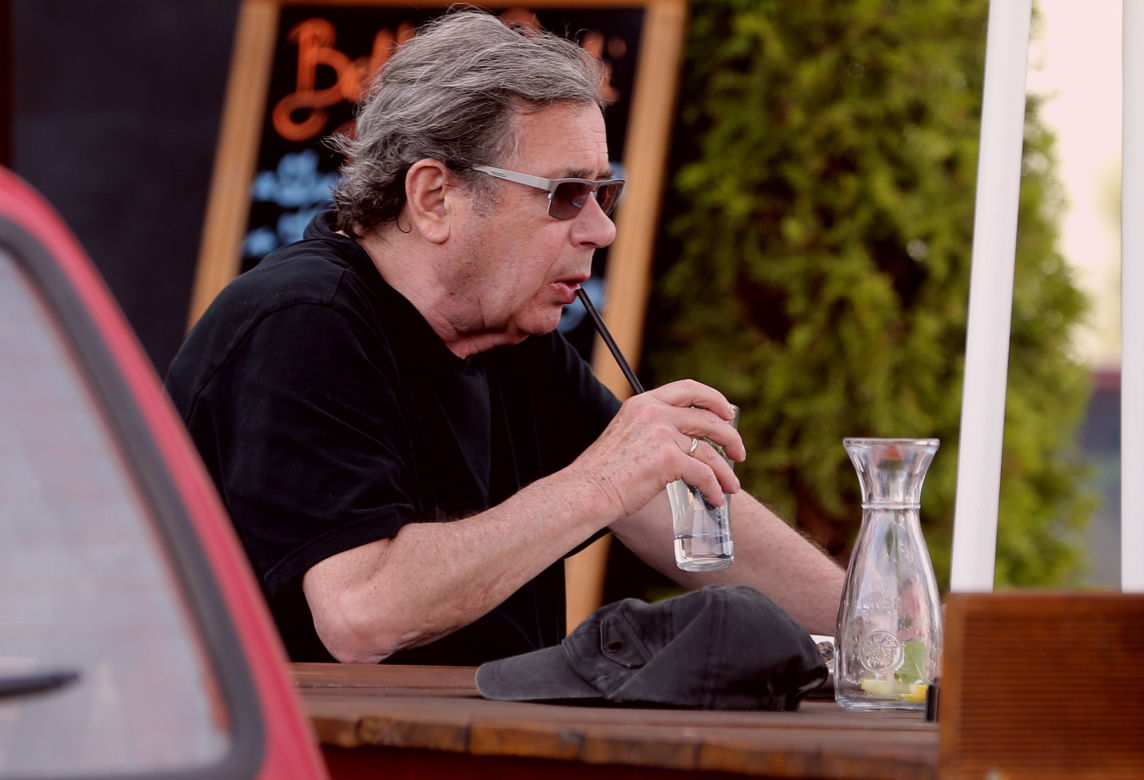 JANUSZ GAJOS W RESTAURACJI_1PUBL