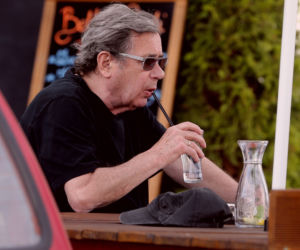 JANUSZ GAJOS W RESTAURACJI_1PUBL
