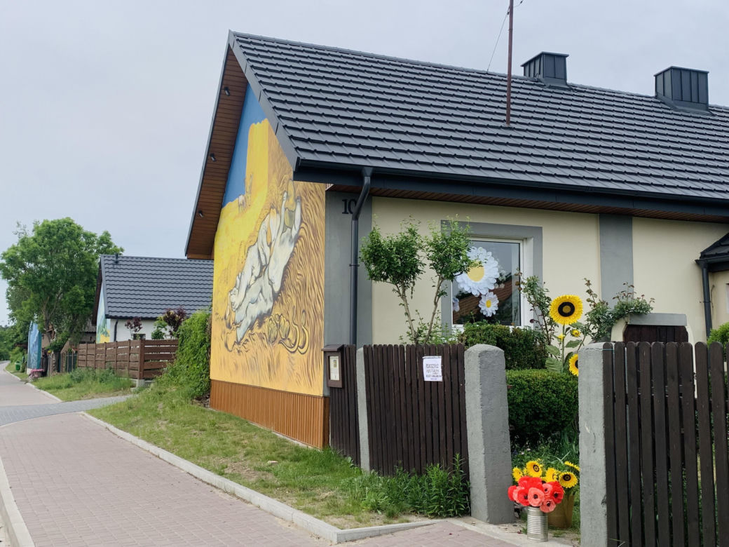 Kolorowe domy inspirowane twórczością Vincenta van Gogha zamieniły wieś liczącą zaledwie stu mieszkańców w prawdziwą atrakcję turystyczną