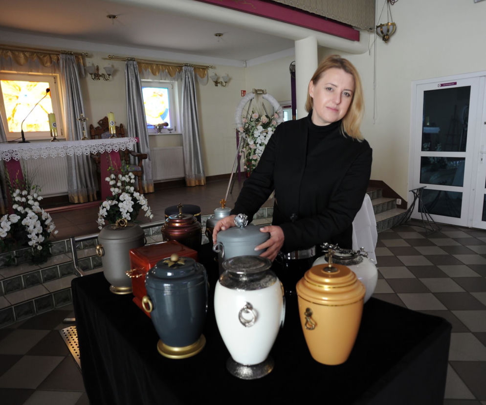 Urny z prochami zmarłych zalegają w zakładach pogrzebowych