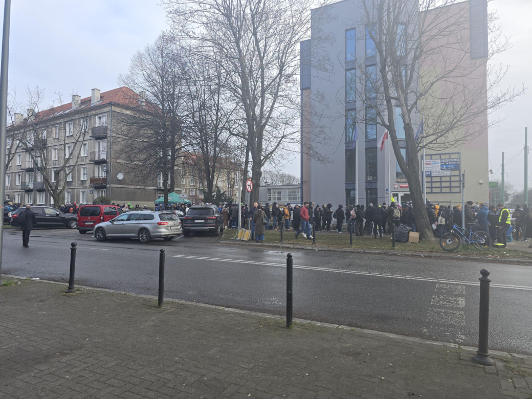 Kilkaset ludzi czeka przed wejściem do punktu obsługi grantobiorców w Tychach