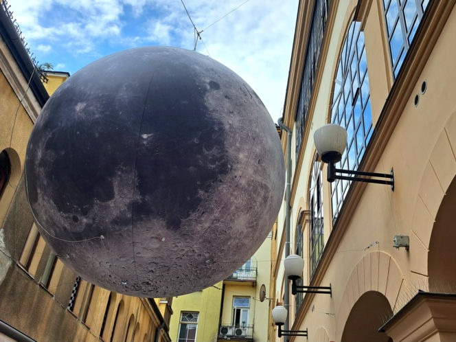 Księżyc w Pasażu Tertila w Tarnowie