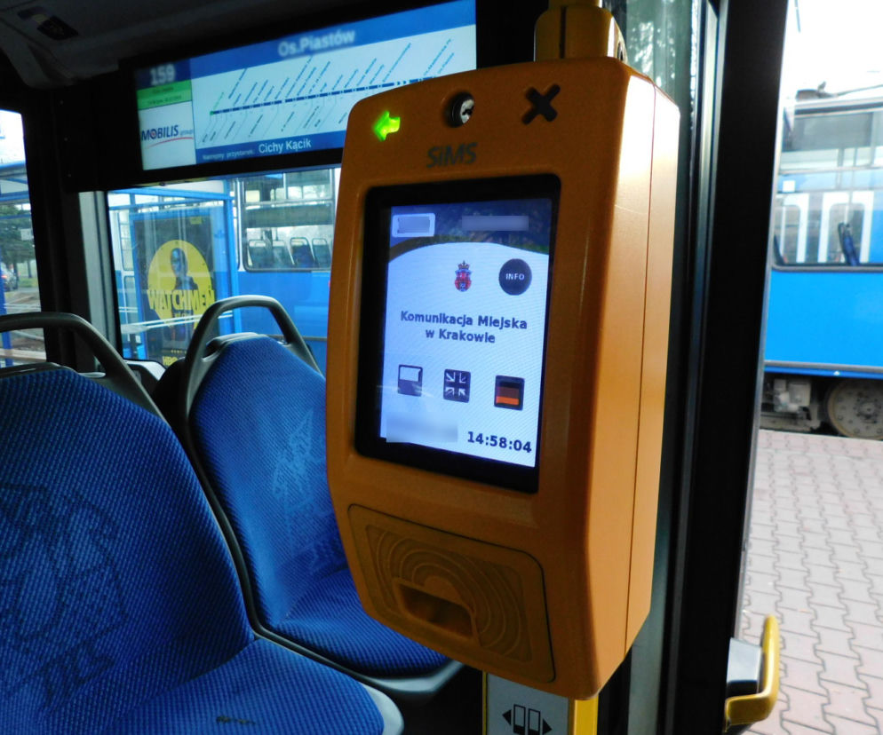 Masturbował się w autobusie, jest NIEUCHWYTNY! Onanista na wolności!
