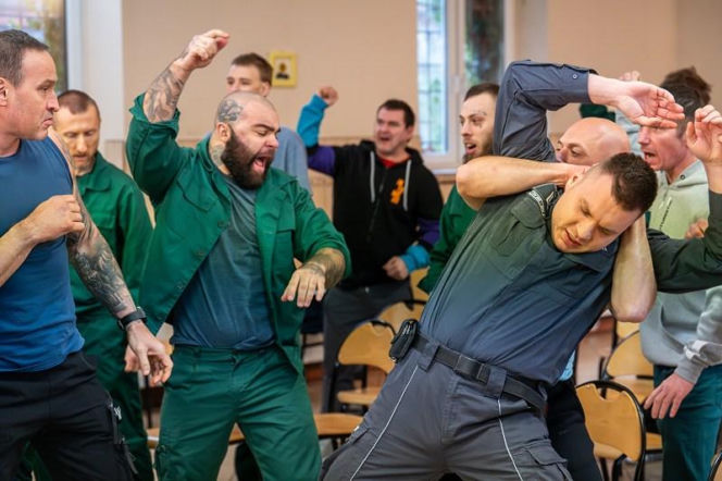 Pierwsza miłość, odcinek 4171. więźniowie w więzieniu Bartka (Rafał Kwietniewski)