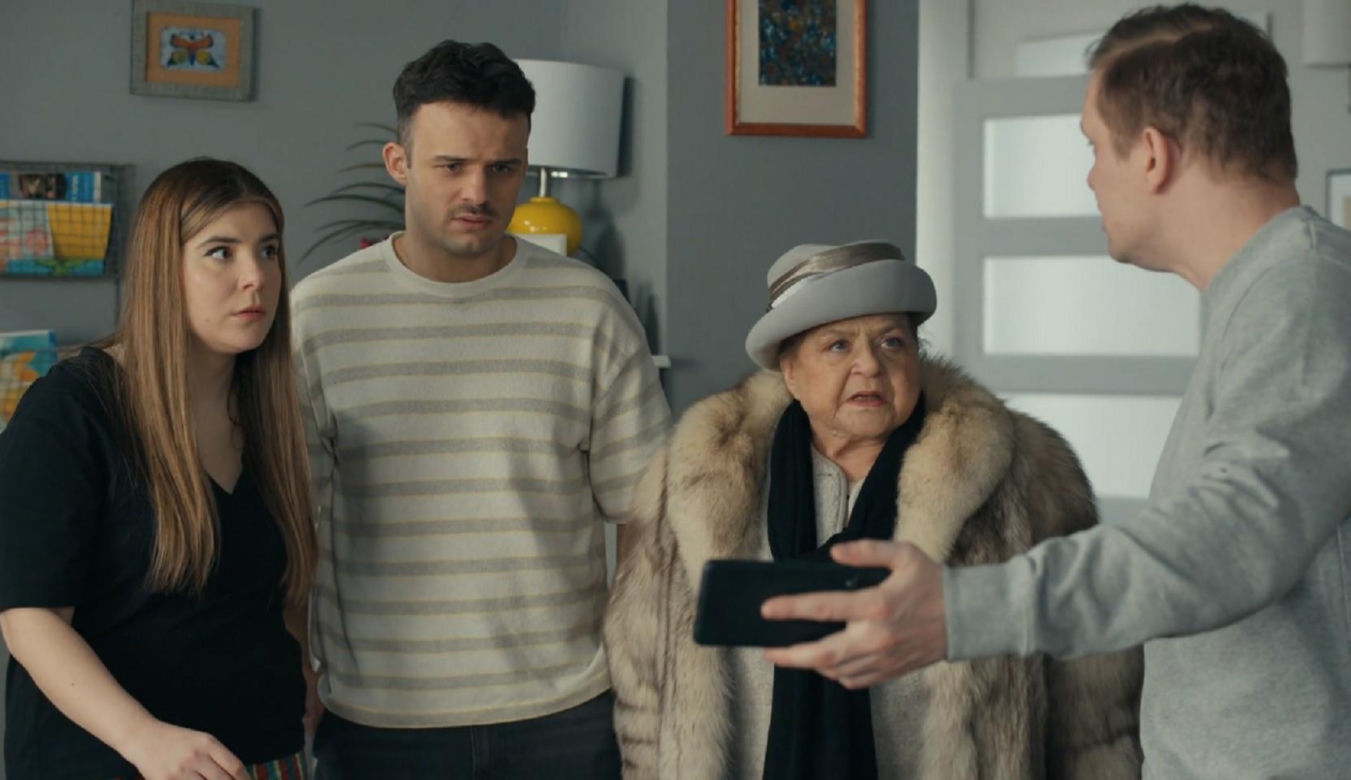 Barwy szczęścia odc. 3410. Hubert (Marek Molak), Lucyna (Grażyna Zielińska), Agata (Natalia Zambrzycka), Ignacy (Olaf Staszkiewicz)