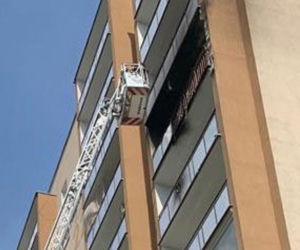Pożar bloku na Gocławiu. Balkon wieżowca stanął w ogniu