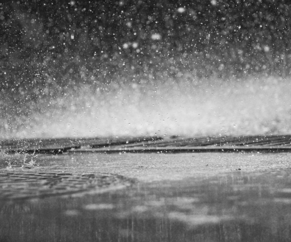 Szok! Leżał w deszczu na ulicy i miał 4 promile. Gdy zmierzyli mu temperaturę, oniemieli