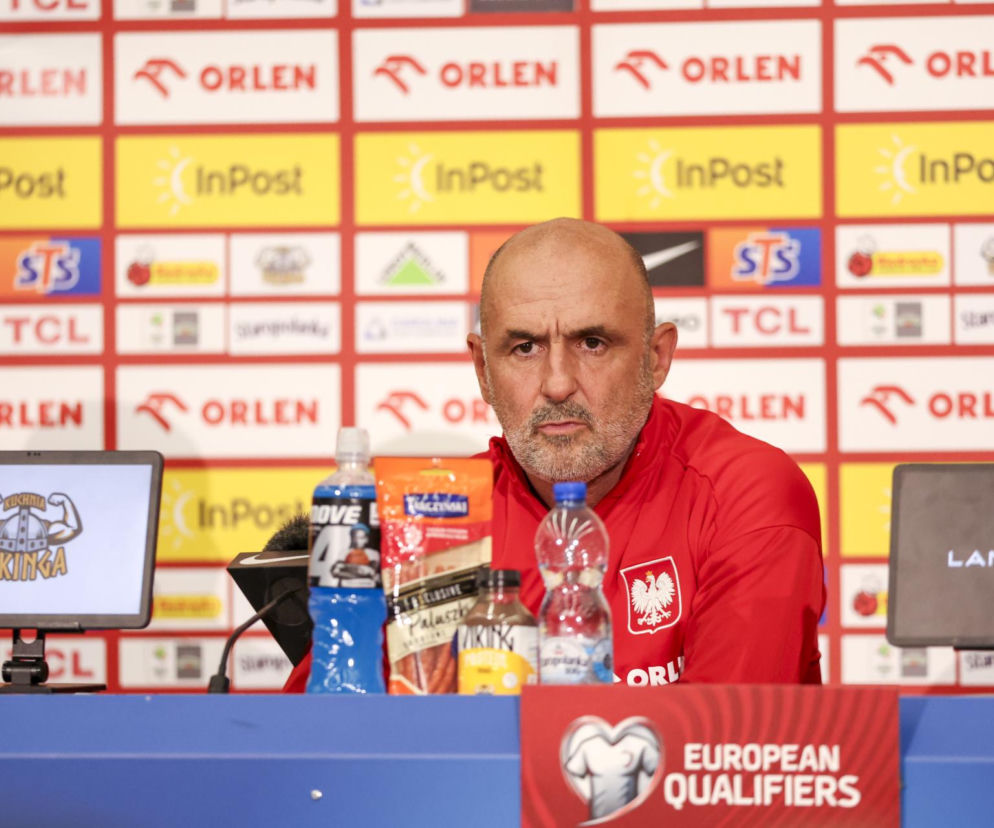 Michał Probierz siedzi na konferencji prasowej. O jego reakcji na komentarze internautów przeczytasz na Eska.