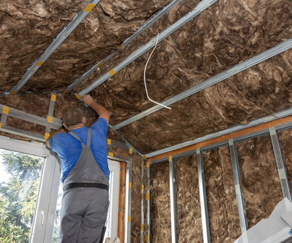 Ocieplenie poddasza wełną - cena za m². Sprawdź, ile zapłacisz w 2025? 