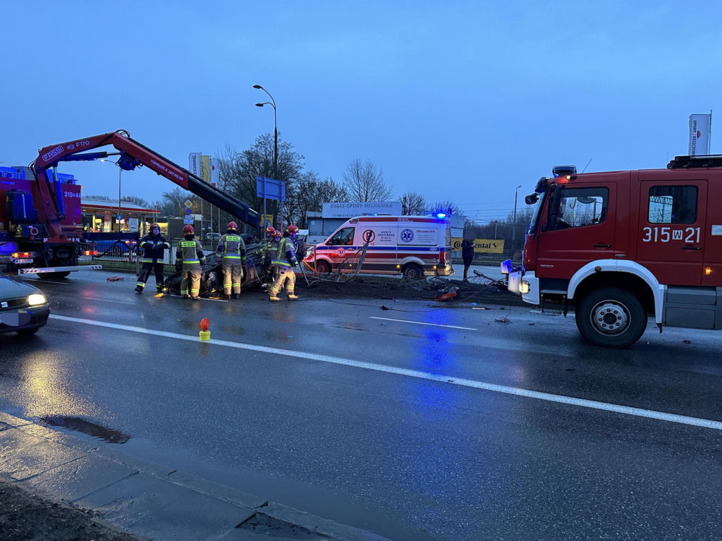 Totalnie roztrzaskał sportowego mustanga. Potworne dachowanie na Radzymińskiej