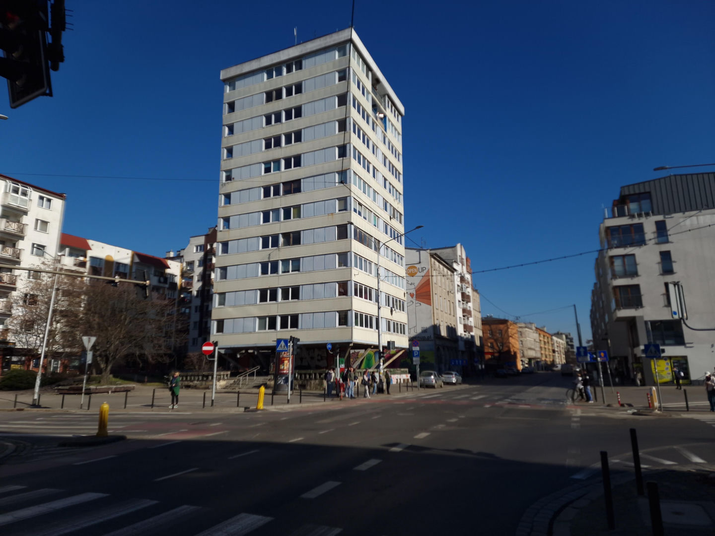 Trzonolinowiec - wieżowiec przy Kościuszki we Wrocławiu z lat 60. przed remontem