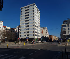 Trzonolinowiec - wieżowiec przy Kościuszki we Wrocławiu z lat 60. przed remontem