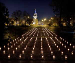 W Białymstoku zapłonęły 363 znicze - tyle, ilu mieszkańców miasta zmarło na COVID-19 przez rok pandemii