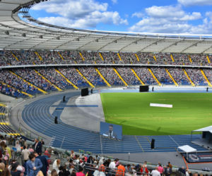 Tysiące ludzi szuka swojego szczęścia na stadionie. Kongres Świadków Jehowy przyciągnął tłumy