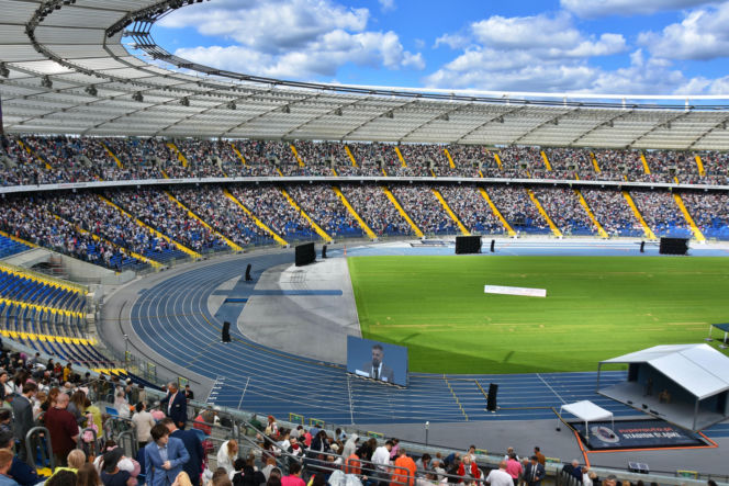 Tysiące ludzi szuka swojego szczęścia na stadionie. Kongres Świadków Jehowy przyciągnął tłumy