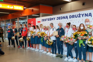 To był szał. Polscy medaliści igrzysk w Tokio wrócili do Polski [ZDJĘCIA]