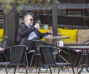 Karol Karski w lesie