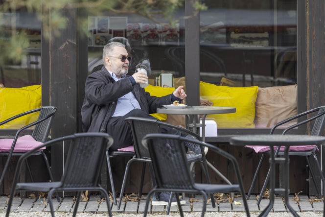 Karol Karski w lesie