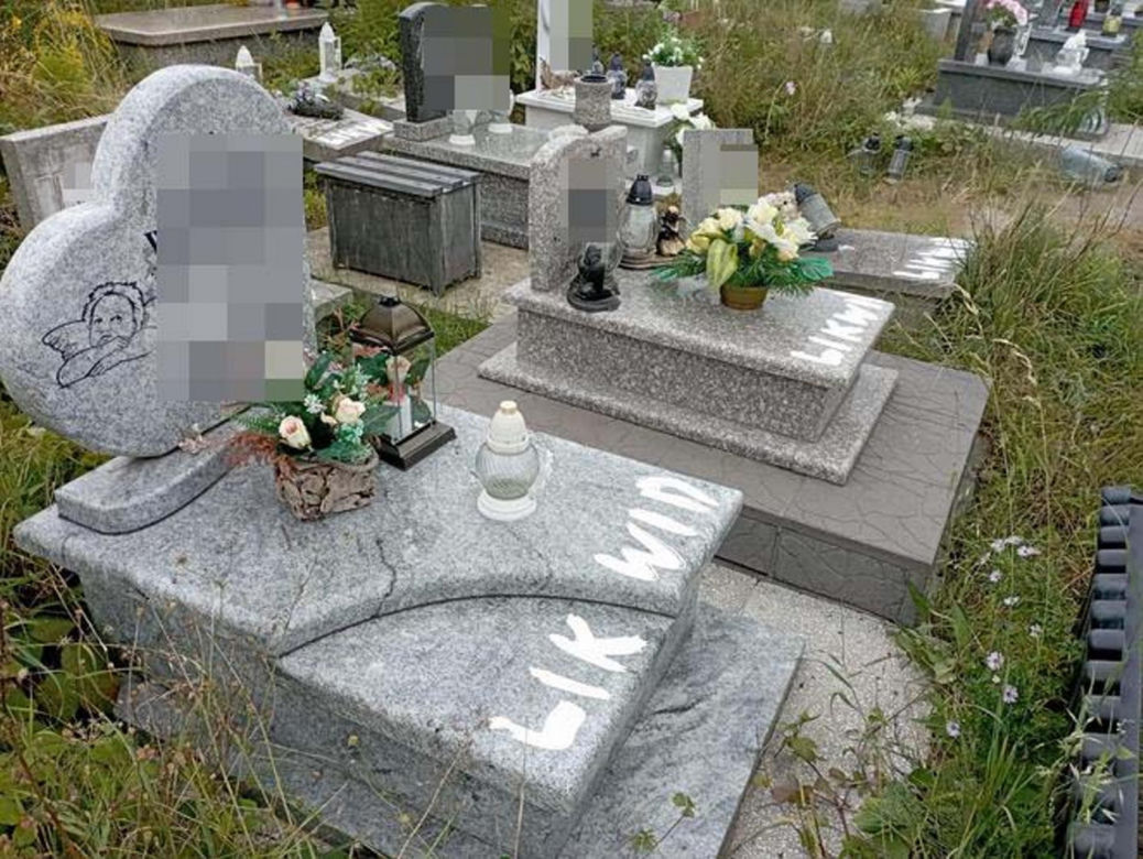 Ksiądz kazał białą farbą pisać na nagrobkach likwidacja