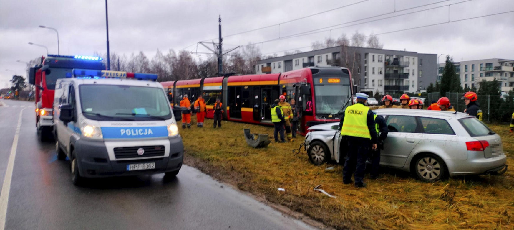 Koszmarny wypadek w Łodzi. Tramwaj i osobówka zderzyły się na Hetmańskiej [ZDJĘCIA].