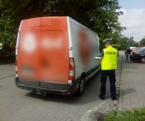 Tragedia na parkingu w Toruniu - dostawczak potrącił 74-latkę!