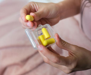 Hałas nie daje ci zasnąć? Zatyczki do uszu to błąd. Oto, co radzą lekarze