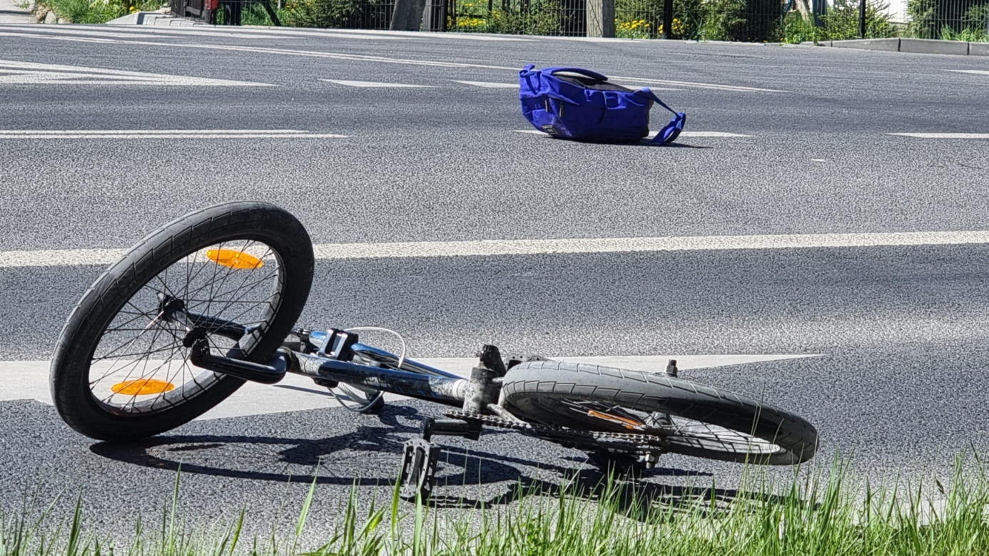 Kierowca bez uprawnień potrącił 13-letniego rowerzystę. Chłopiec też nie był bez winy 