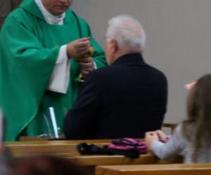 Lech Wałęsa na mszy świętej