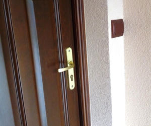 Niezamknięte na klucz drzwi to okazja dla złodzieja! Przypomina policja