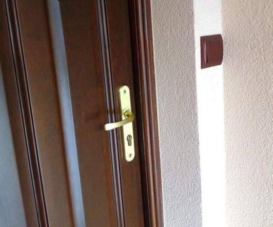 Niezamknięte na klucz drzwi to okazja dla złodzieja! Przypomina policja