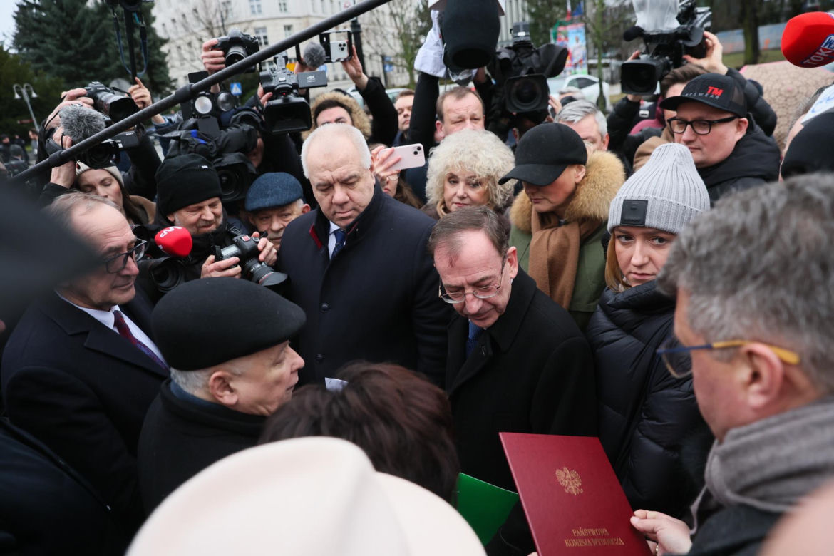 Przepychanki przed Sejmem. Wąsik i Kamiński przed zamkniętymi drzwiami 