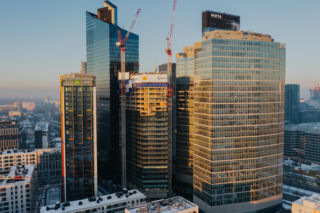 Nowy wieżowiec rośnie w Warszawie, na jego szczycie powstają kaskadowe tarasy