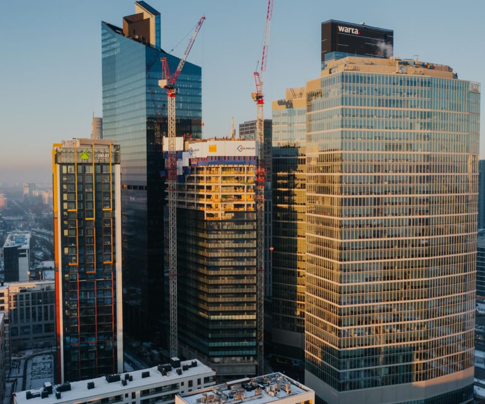 Nowy wieżowiec rośnie w Warszawie, na jego szczycie powstają kaskadowe tarasy