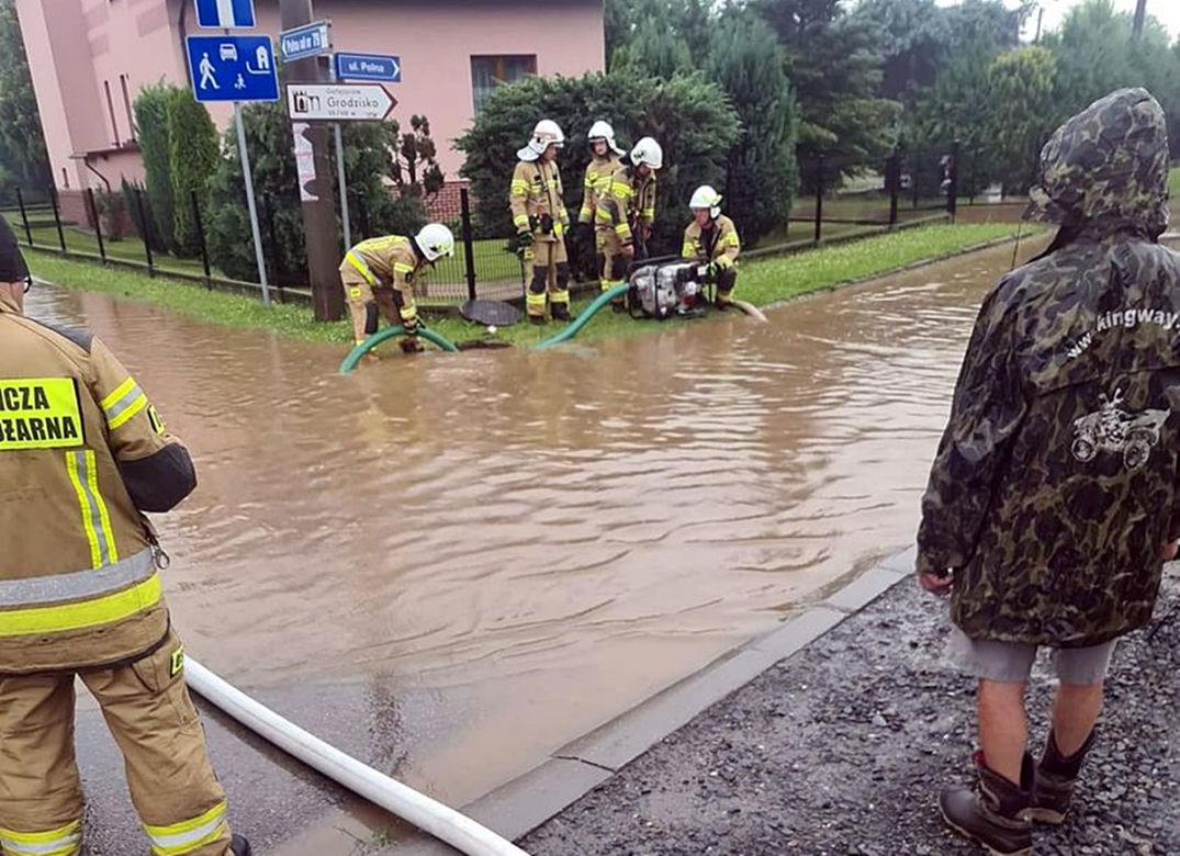 Oberwanie chmury na Śląsku. Drogi zalane, potoki wystąpiły z brzegów