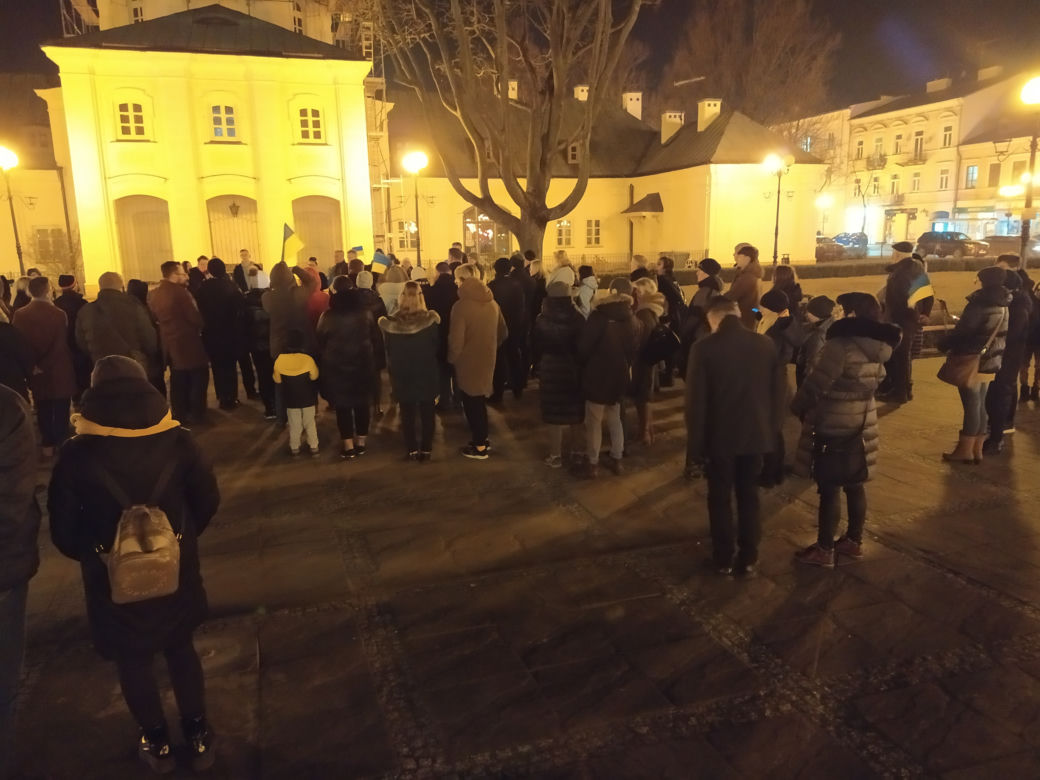 Siedlczanie okazali swoje poparcie dla Ukrainy w wojnie z Rosją – pokojowa demonstracja solidarnościowa w Siedlcach