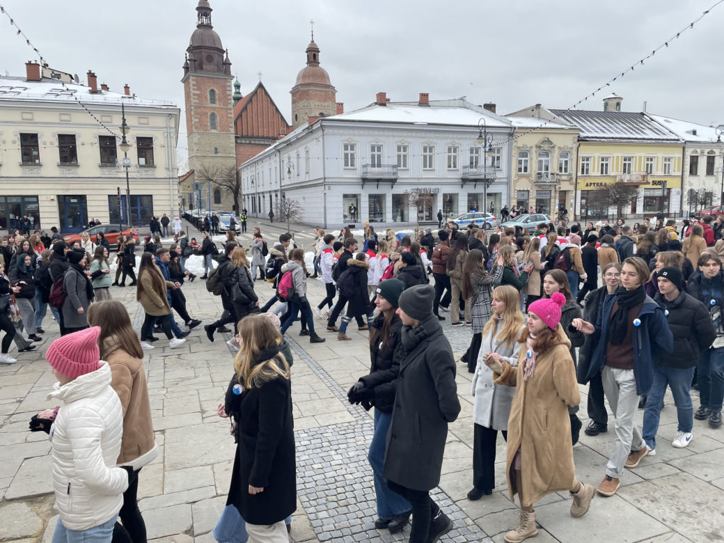 Maturzyści zatańczyli na Rynku poloneza