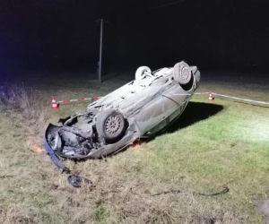 Dachowanie w gminie Rusiec. Przyczyna? Niestety, standardowa - prędkość i...