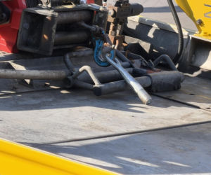 Ładował zepsutą karetkę na lawetę, urwał się uchwyt. Pojazd się stoczył do tyłu i przygniótł laweciarza do autobusu miejskiego. Mężczyzna walczy o życie