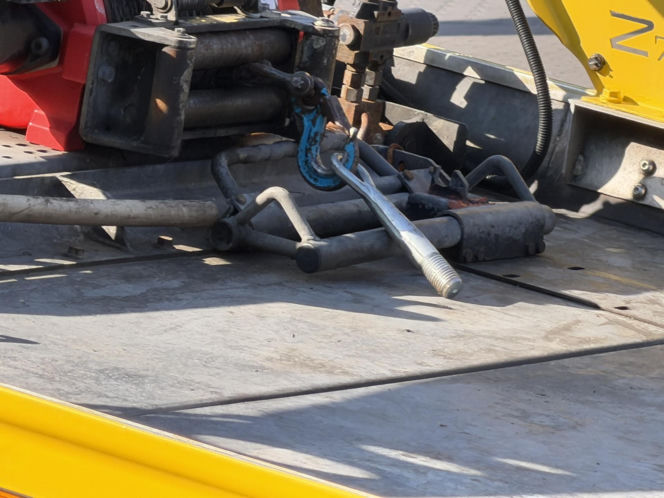 Ładował zepsutą karetkę na lawetę, został przygnieciony