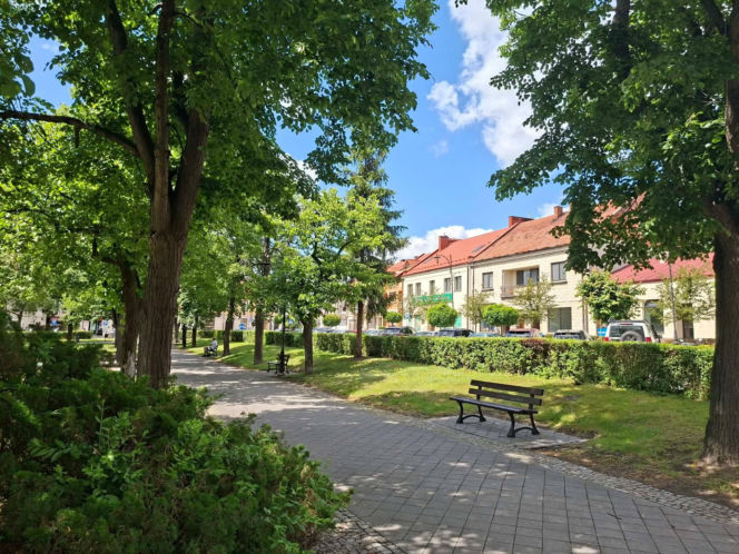 To miasto w woj. świętokrzyskim ma jeden z najpiękniejszych rynków. Czaruje też zabytkową kaplicą