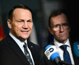 Minister spraw zagranicznych RP Radosław Sikorski przed posiedzeniem ministrów spraw zagranicznych państw NATO