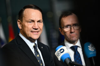 Minister spraw zagranicznych RP Radosław Sikorski przed posiedzeniem ministrów spraw zagranicznych państw NATO