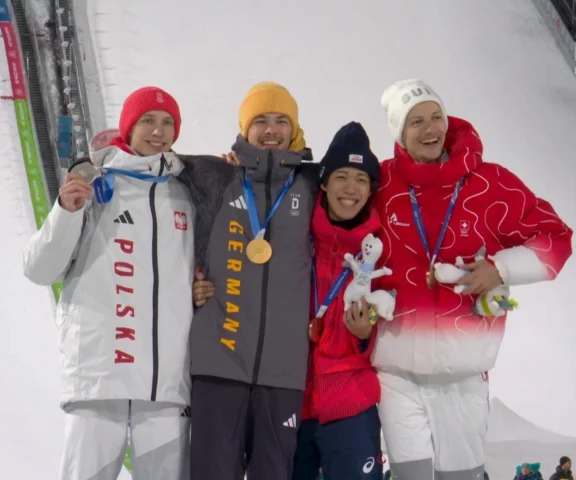 Kacper Tomasiak odebrał srebrny medal igrzysk olimpijskich. Niewiarygodne, kto mu go wręczał! [GALERIA]