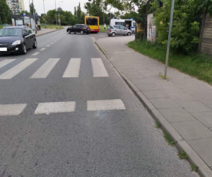 Wypadek na Gojawiczyńskiej w Łodzi: Pijany 22-latek wybiegł przed autobus. Czworo pasażerów z obrażeniami [ZDJĘCIA]