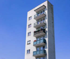Oto najwęższy blok w Warszawie - zdjęcia budynku z Odkrytej 55C