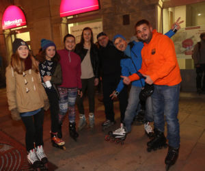 Nightskating. Warszawiacy przejechali stolicę na rolkach [Zdjęcia]