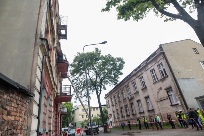 Runęli z balkonem, winnych nie ma