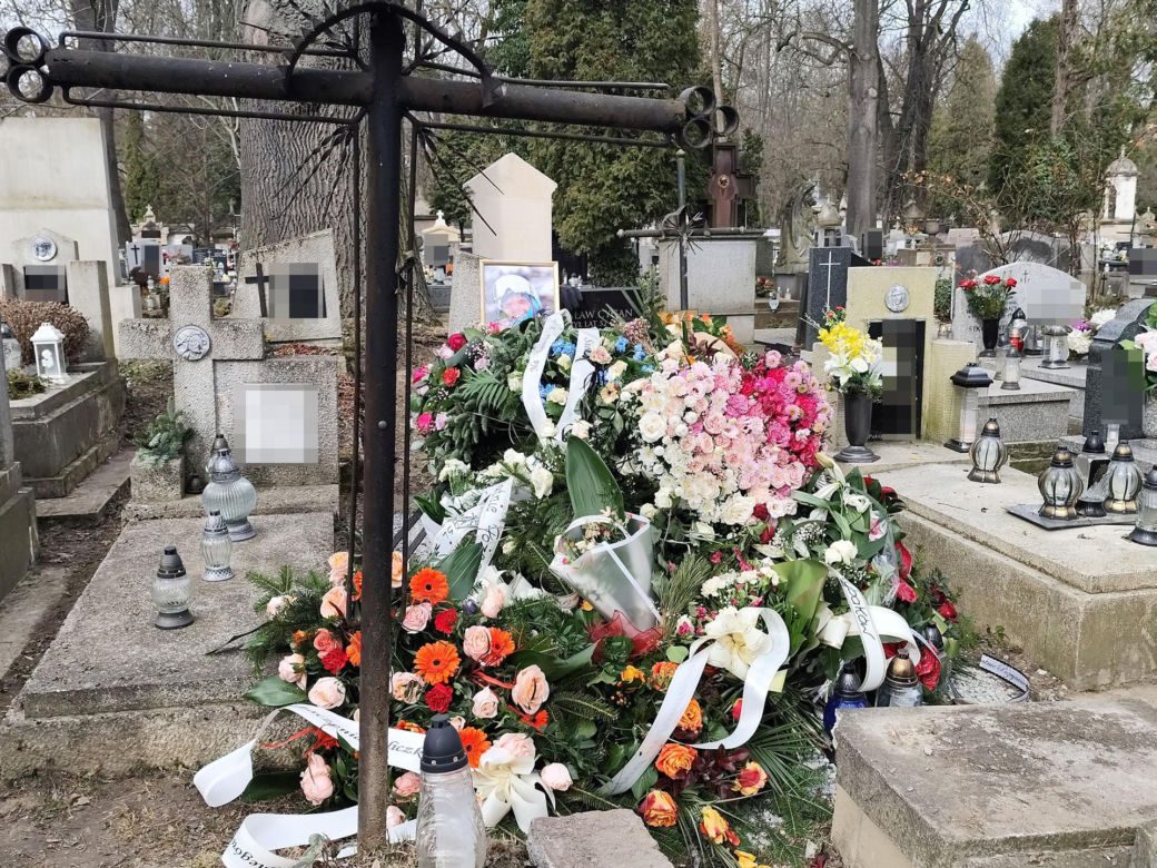 Ali Olszański był legendą, zginął tragicznie. Jego grób został ozdobiony w nietypowy sposób